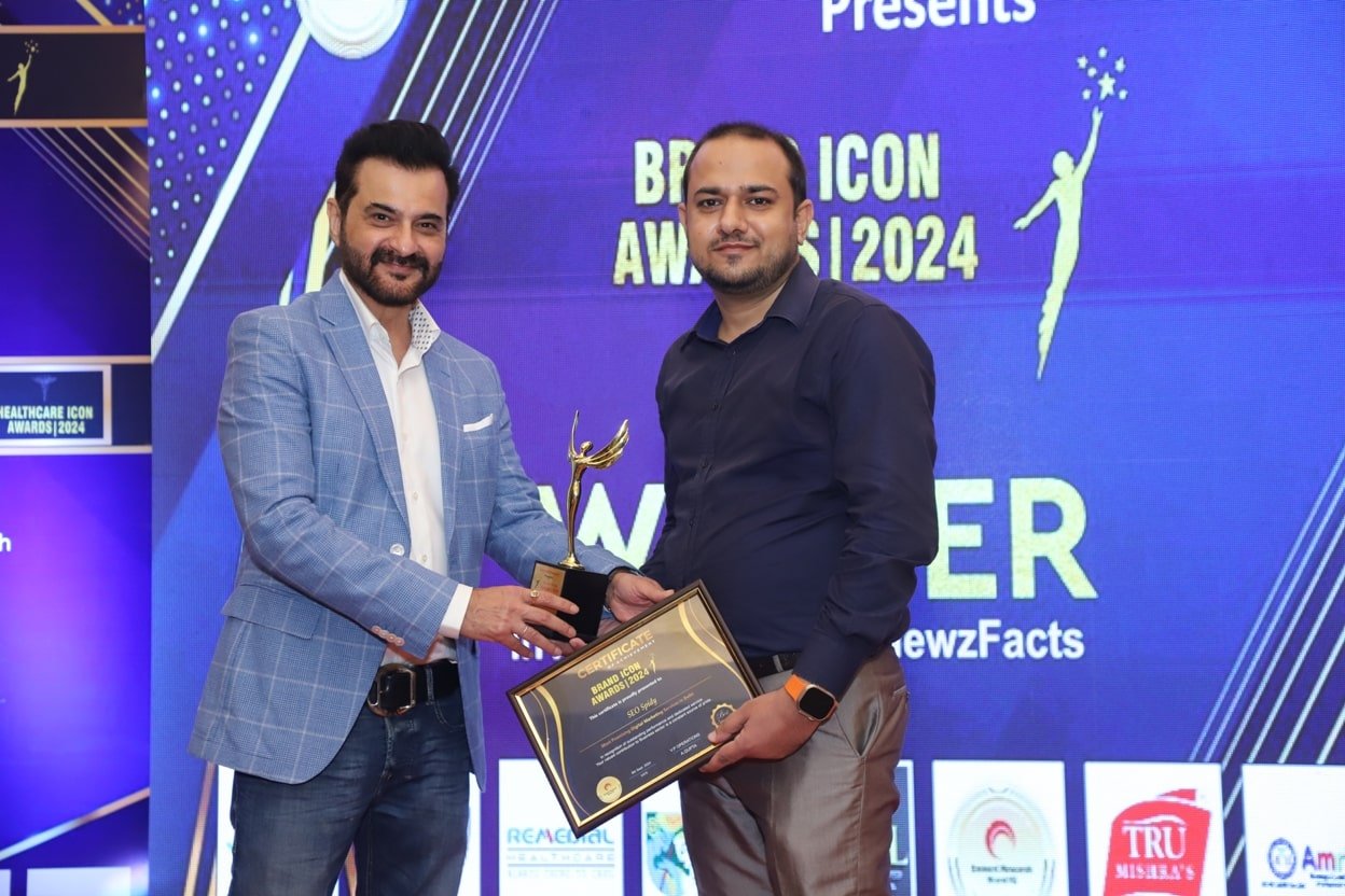 website design company Faridabad - Seospidy Rahul Sharma Receive Award from Bollywood Actor Producer Sanjay Kapoor-min