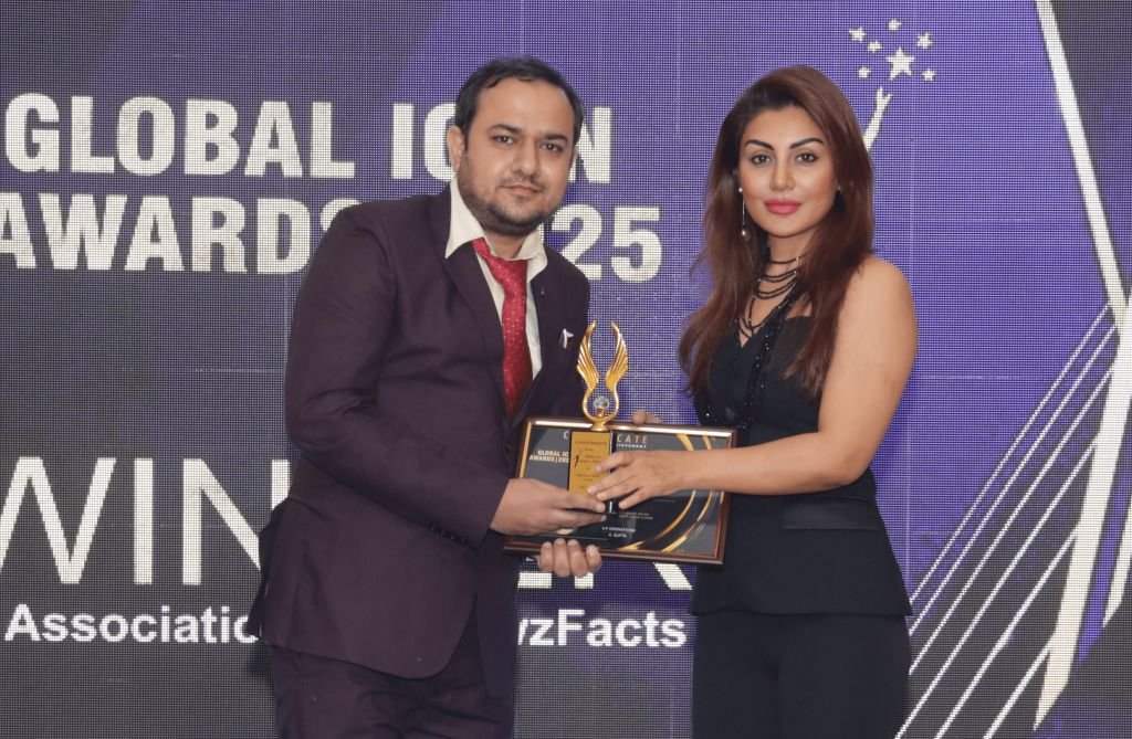 website designer in Faridabad - Rahul Sharma CEO Receive Global Icon Award 2025 from Rimi Sen Bollywood Actress-min